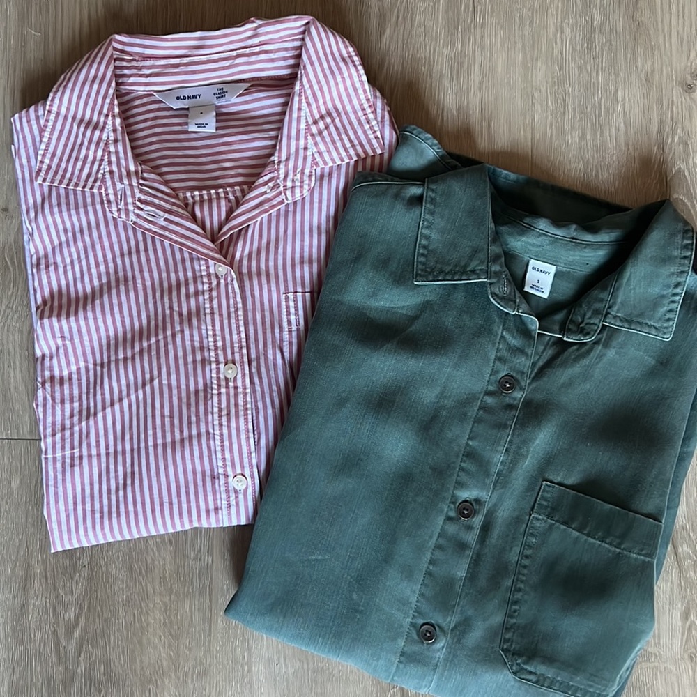 EUC Bundle of 2 Old Navy women’s button up shirts sz. Small